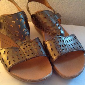 Bare Traps Women’s Jordy Perforated Metalic Bronze Adjust Strap Sandals Size 9